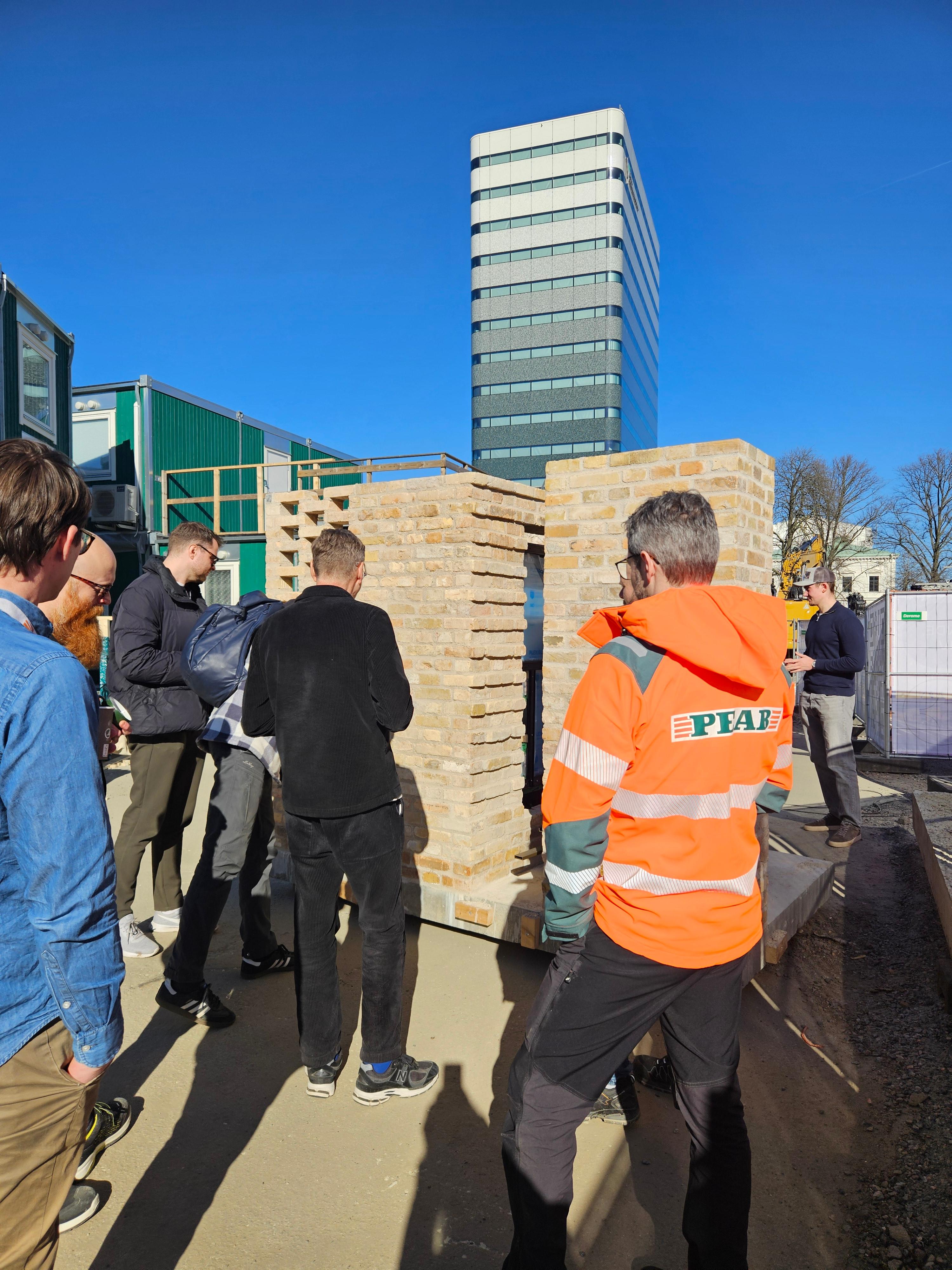 Innan den första stenen lades samlades arkitekter, murare, bruksspecialister och projektledare för ett gestaltnings- och kvalitetsmöte.