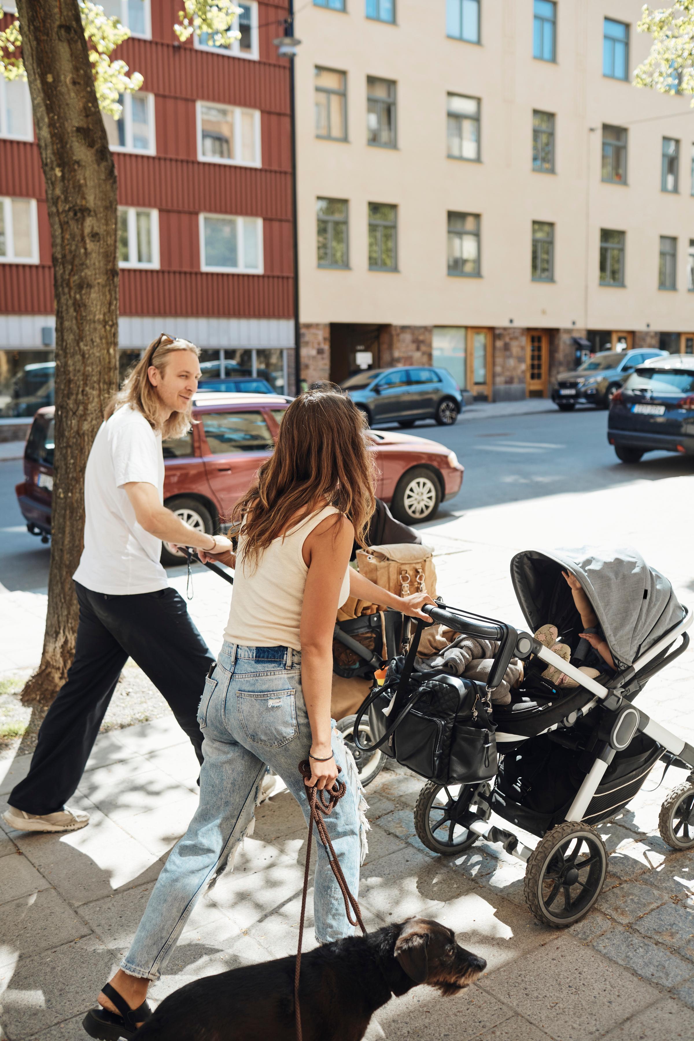 Man och kvinna med barnvagnar