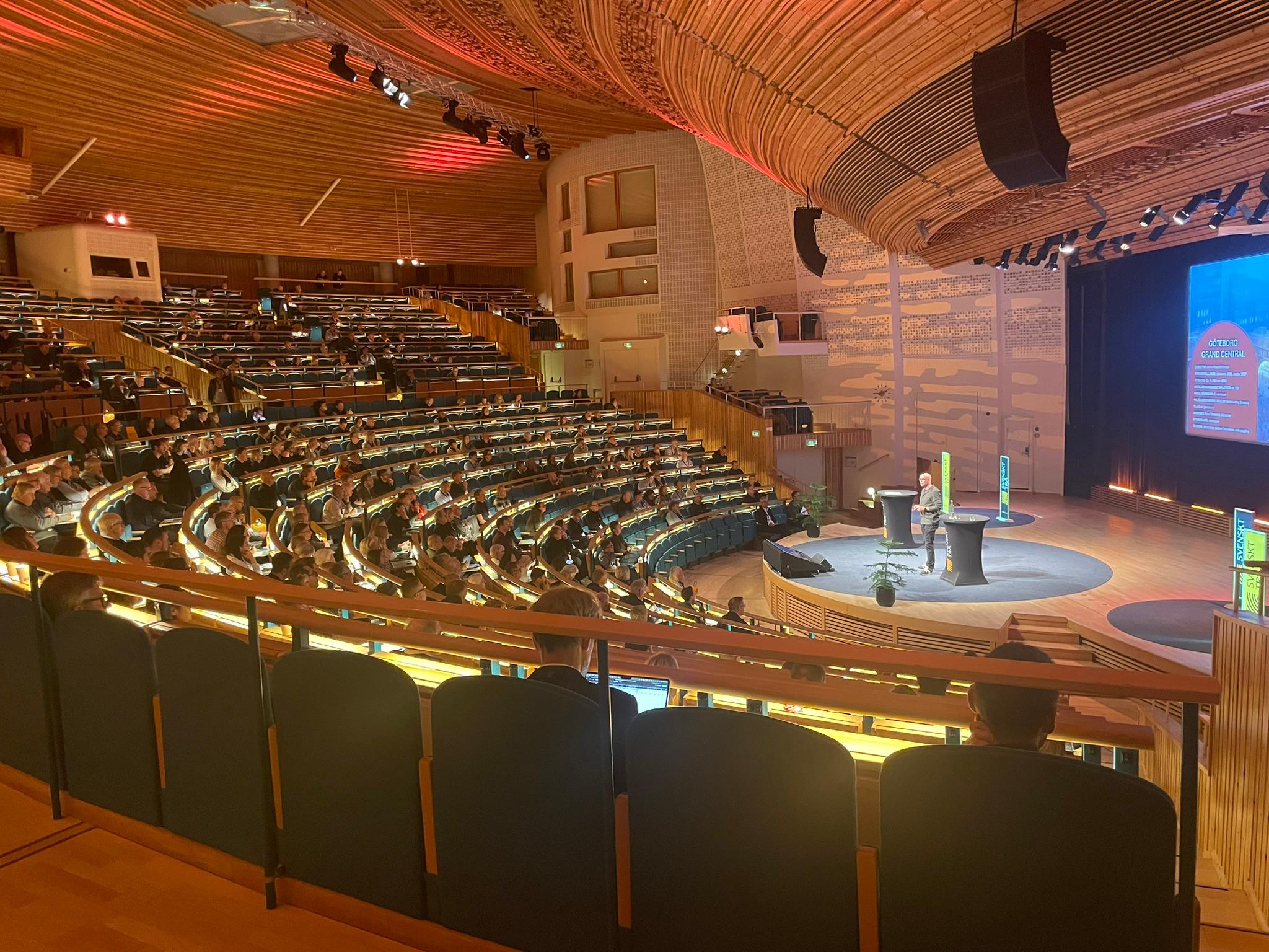 Simon Grimberg upp på scen i Aula Magna på Stockholms universitet