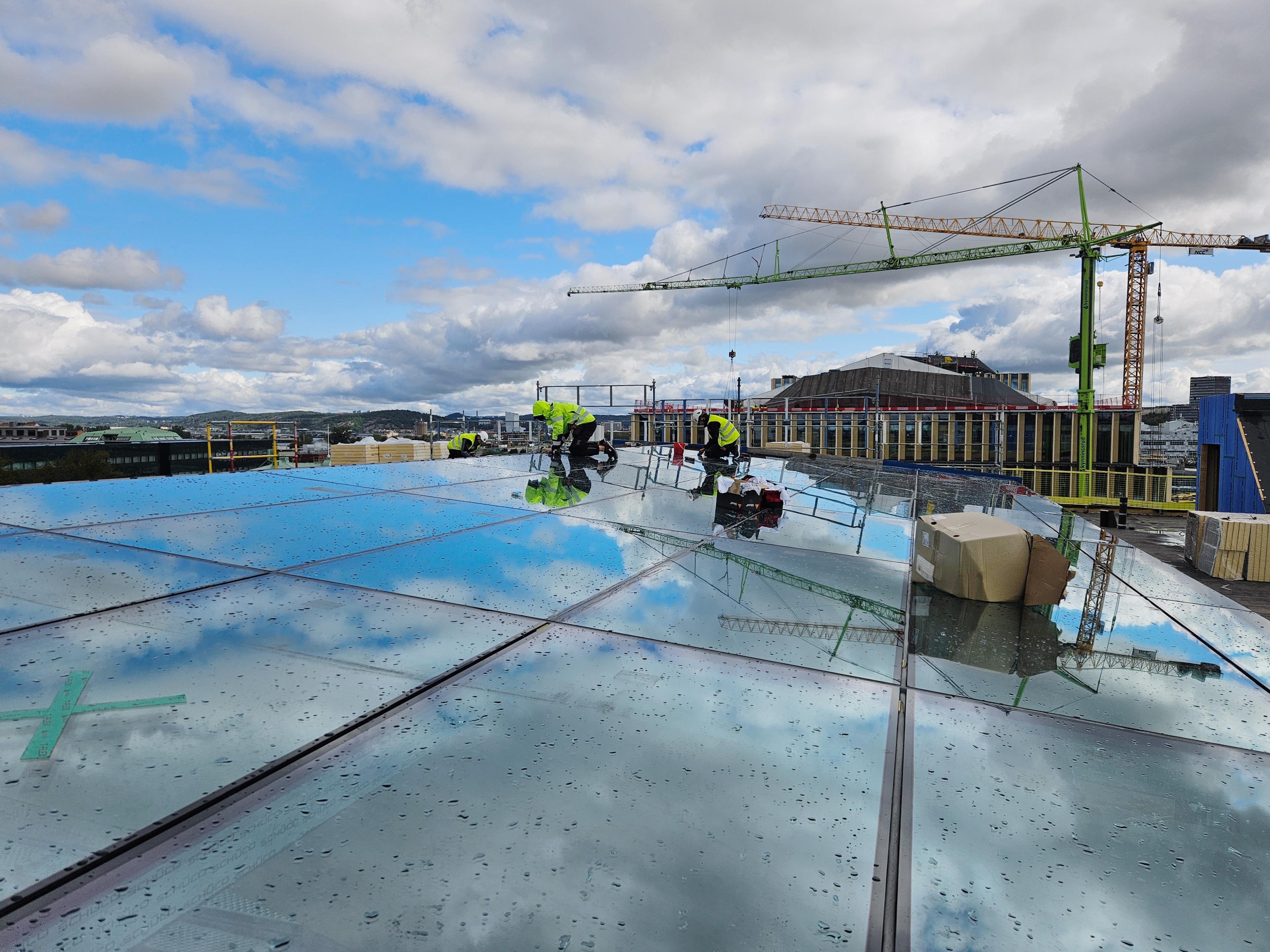 Arbetare färdigställer glastaket