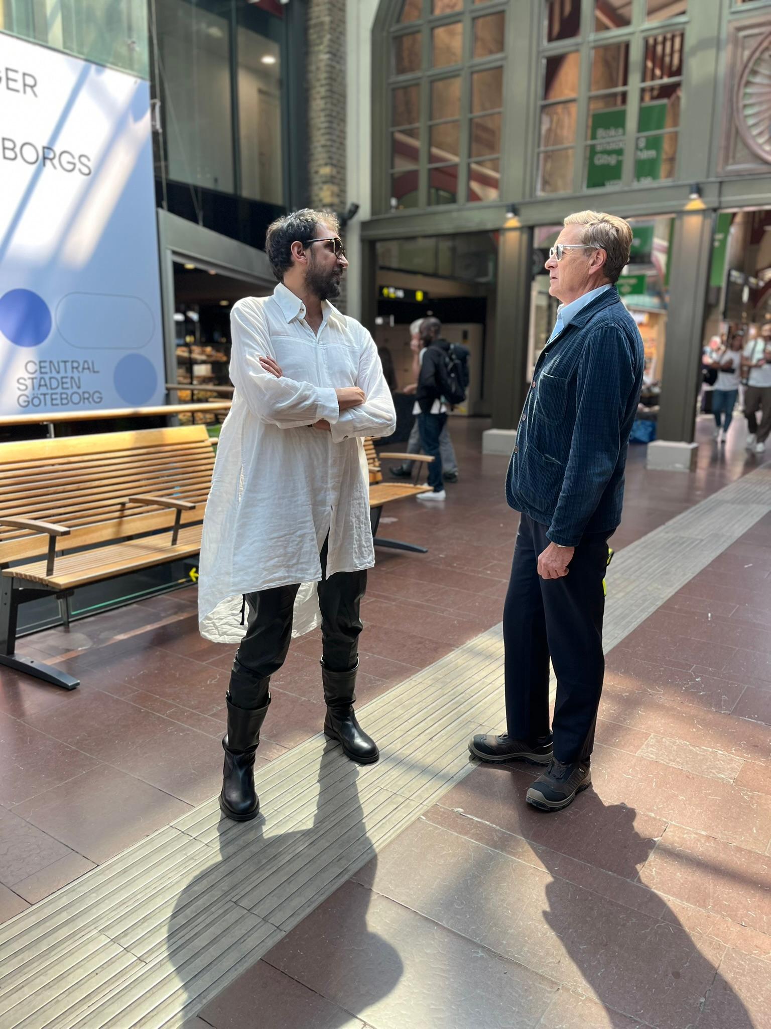 Tareq Atoui och Arkitekten Reiulf Ramstad på besök på byggarbetsplatsen