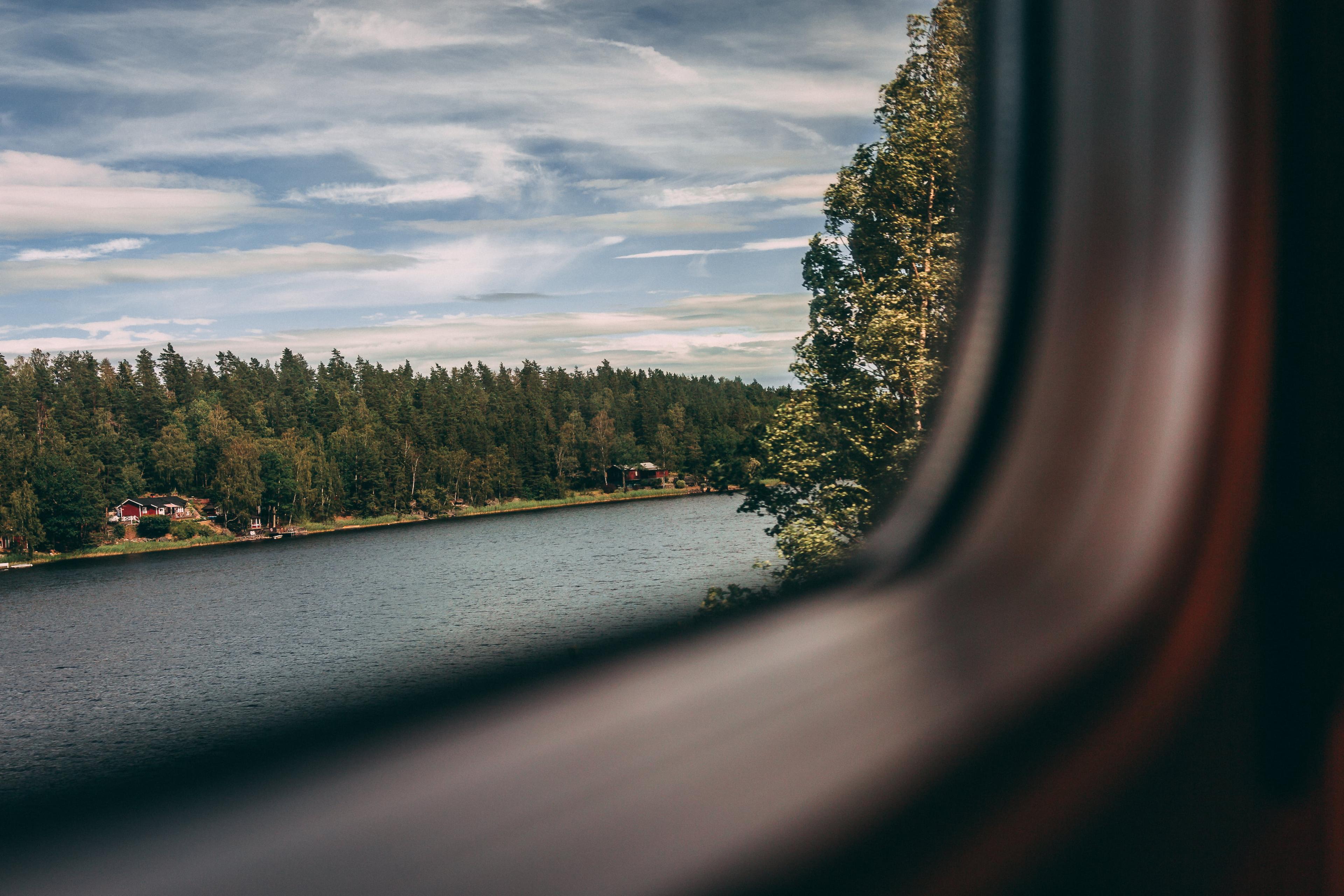 Utsikt över vatten från ett fönster på tåg.