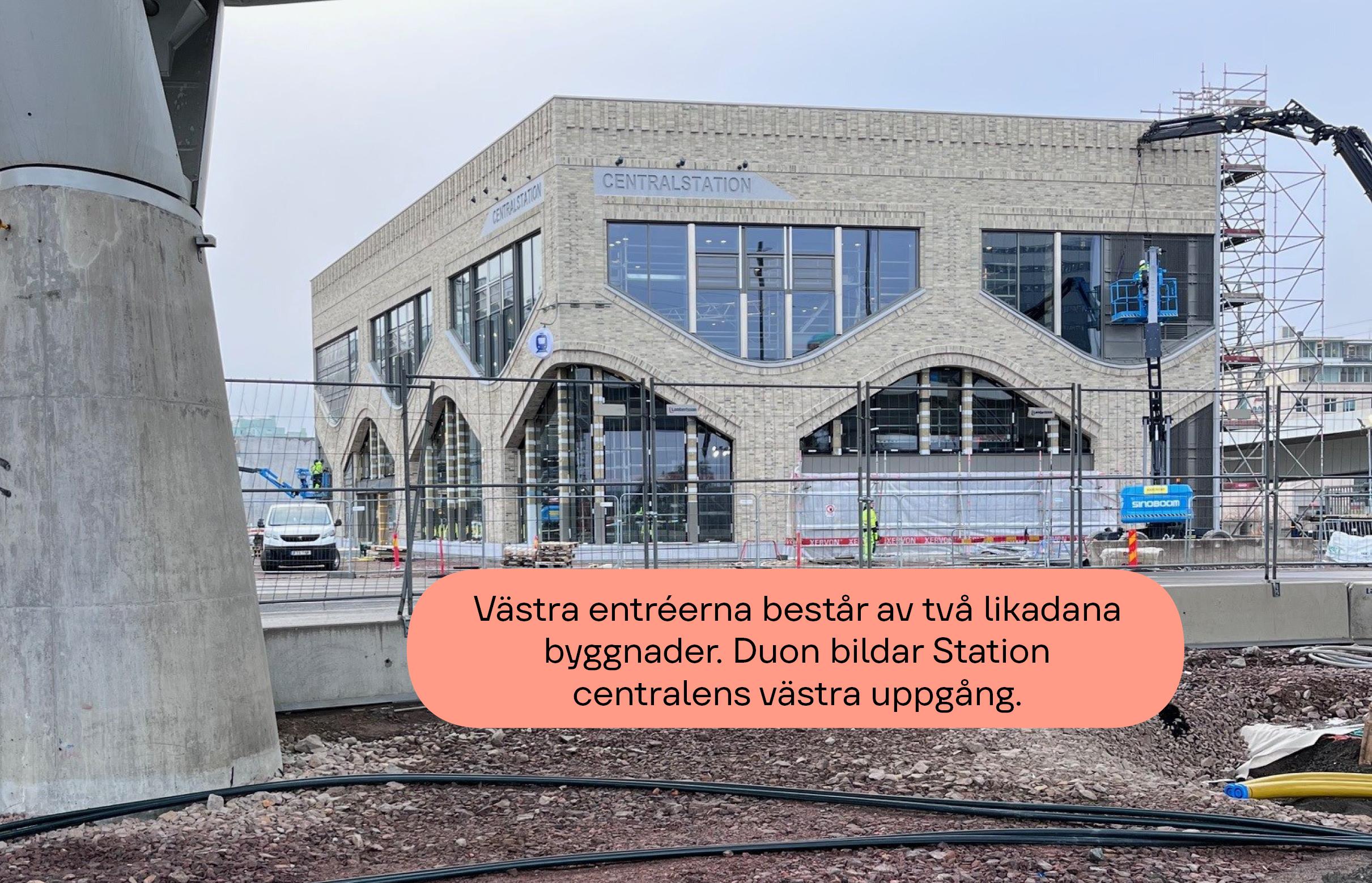 Centralstation västra uppgång, bild i text: västra entréerna består av två likadana byggnader. Duon bildar Station centralens västra uppgång.