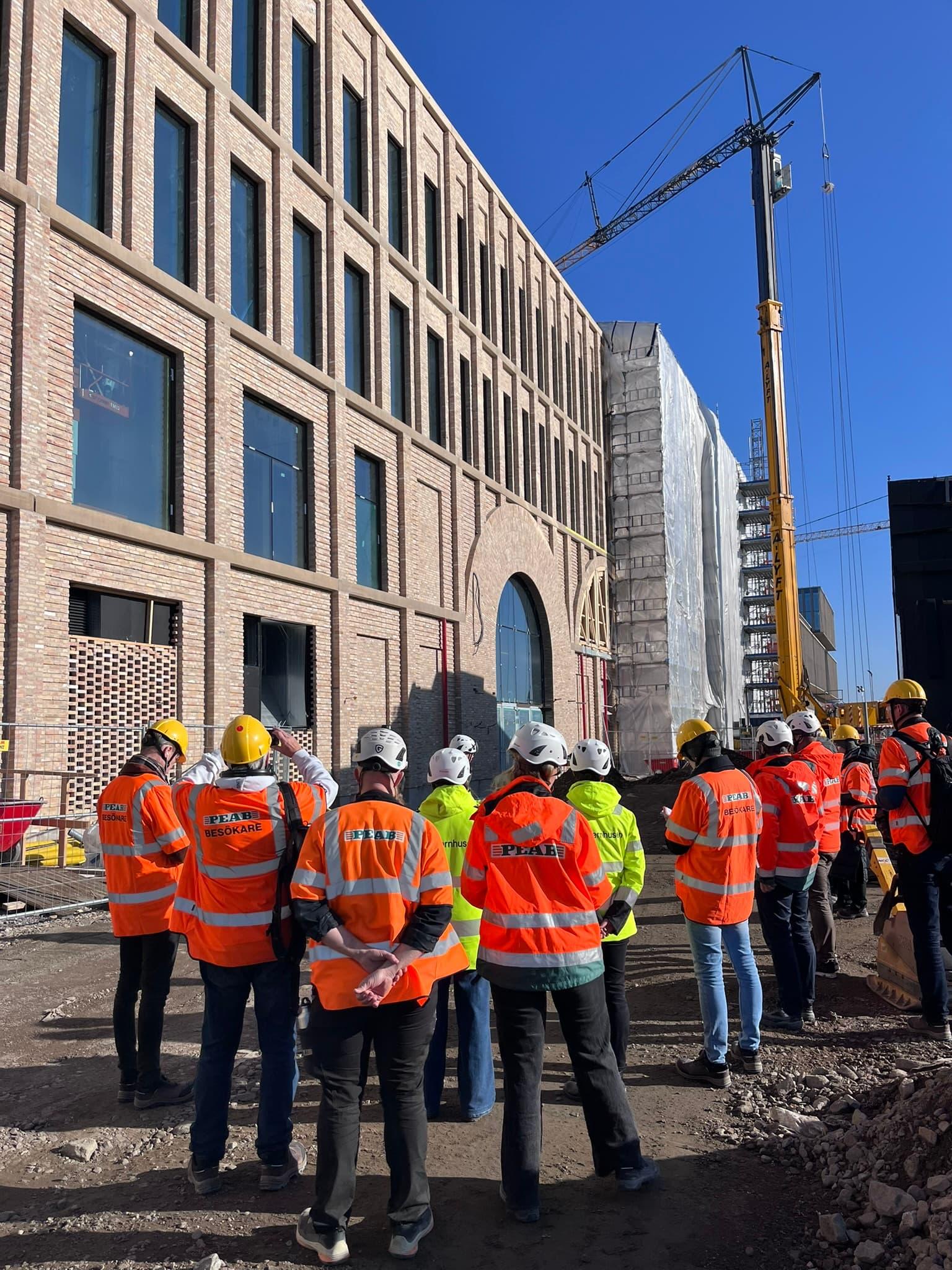 Arbetare tittar på byggnad